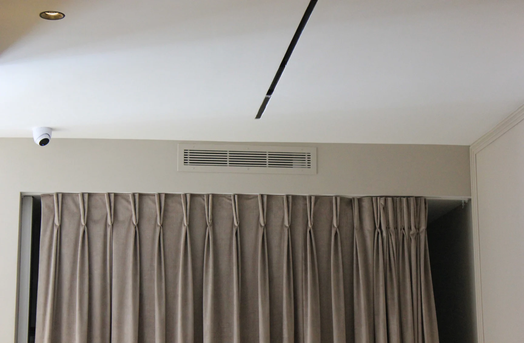 Concealed ducted air conditioning with a linear grille